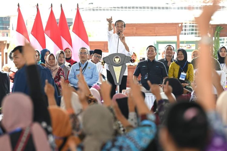 Presiden Joko Widodo bersilaturahmi dengan para peserta program PNM Mekaar di Lapangan Keyongan Kidul Sabdodadi, Kabupaten Bantul, Daerah Istimewa Yogyakarta, Selasa (30/1/2024).