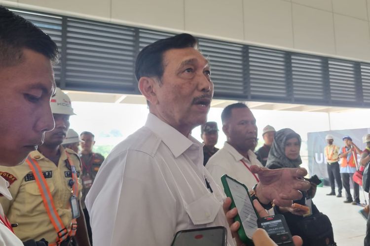 Menteri Koordinator Bidang Kemaritiman dan Investasi Luhut Binsar Pandjaitan setelah ikut uji coba Kereta Cepat Jakarta-Bandung di Stasiun Halim, Jakarta, Kamis (22/6/2023).