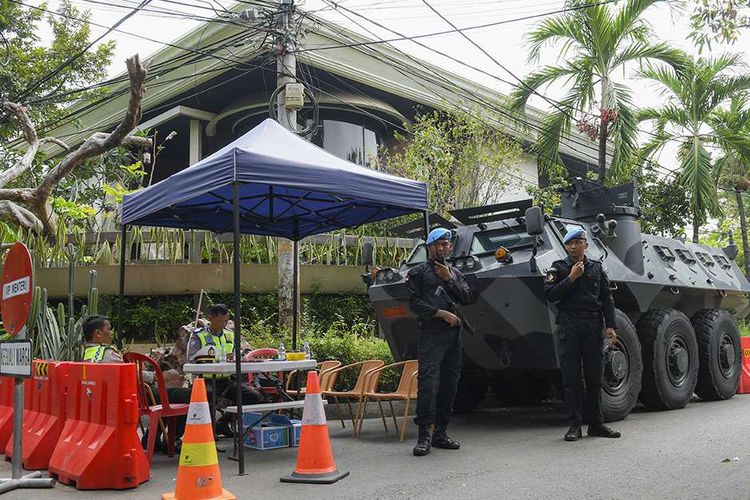 Anggota Pasmpapres bersama anggota Polri berjaga di jalan Situbondo, Menteng yang merupakan kediaman Wakil Presiden terpilih Maruf Amin jelang pelantikan presiden dan wakil presiden periode 2019-2024 di  Jakarta, Minggu (20/10/2019).