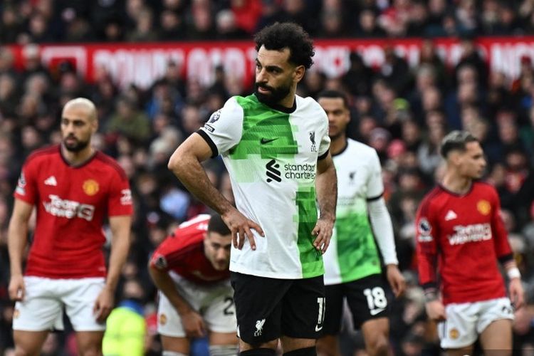 Mohamed Salah bersiap mengambil penalti dalam laga pekan ke-32 Liga Inggris 2023-2024 antara Man United vs Liverpool di Stadion Old Trafford, 7 April 2024. Artikel ini berisi hasil dan klasemen Liga Inggris. (Photo by Paul ELLIS / AFP) 