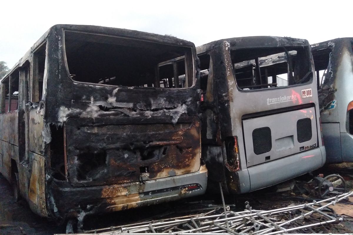 Puluhan bus Transjakarta terbakar di terminal Pondok Cabe, Tangerang Selatan, Jumat (27/9/2019)