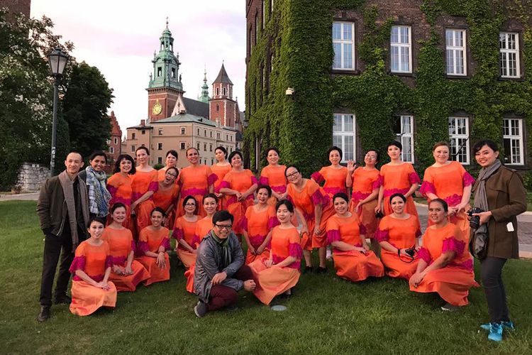 Shantell Vocal Ensemble meraih gelar juara pertama di dua kategori dalam kompetisi internasional 8th International Krakow Choir Festival di Polandia. 