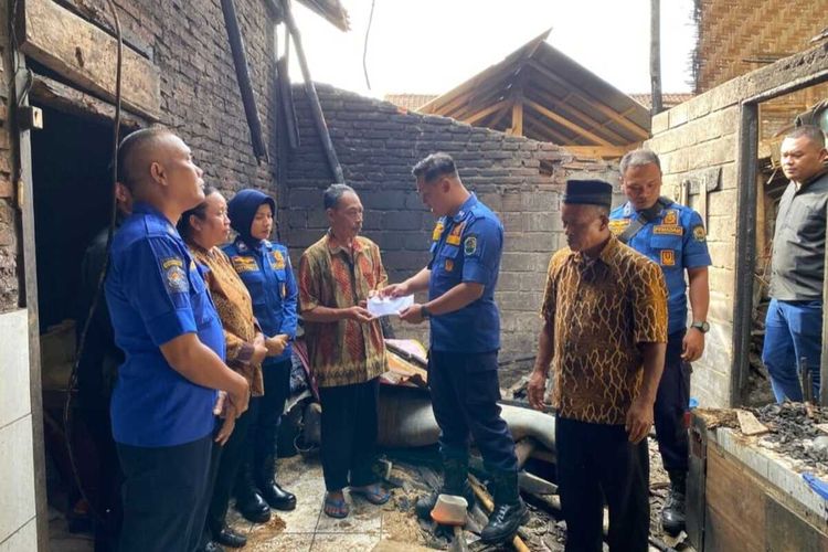 #---Petugas pemadam kebakaran Trenggalek menyerahkan bantuan ke rumah korban dedakan gas elpiji di Kecamatan Pule Kabupaten Trenggalek Jawa Timur, Selasa (18/06/2024).---#