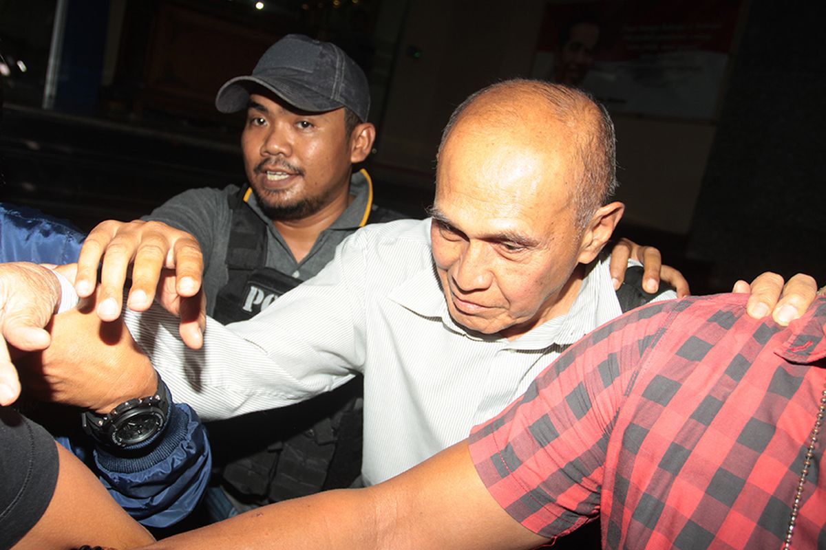 Tersangka kasus dugaan kepemilikan senjata api ilegal Kivlan Zen (tengah) dikawal polisi usai menjalani pemeriksaan di Ditreskrimum, Polda Metro Jaya, Jakarta, Kamis (30/5/2019). Polisi menahan Kivlan Zen di tahanan Rutan POM DAM Jaya Guntur, Jakarta Selatan karena disangka memiliki dan menguasai senjata api yang terkait dengan enam orang tersangka yang berniat membunuh empat tokoh nasional dan satu pimpinan lembaga survei.