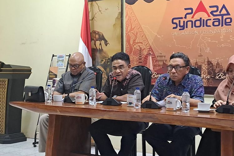Politikus senior PDI-P Andreas Hugo Pareira dalam jumpa pers di kantor PARA Syndicate, Jakarta Selatan, Jumat (10/11/2023). 