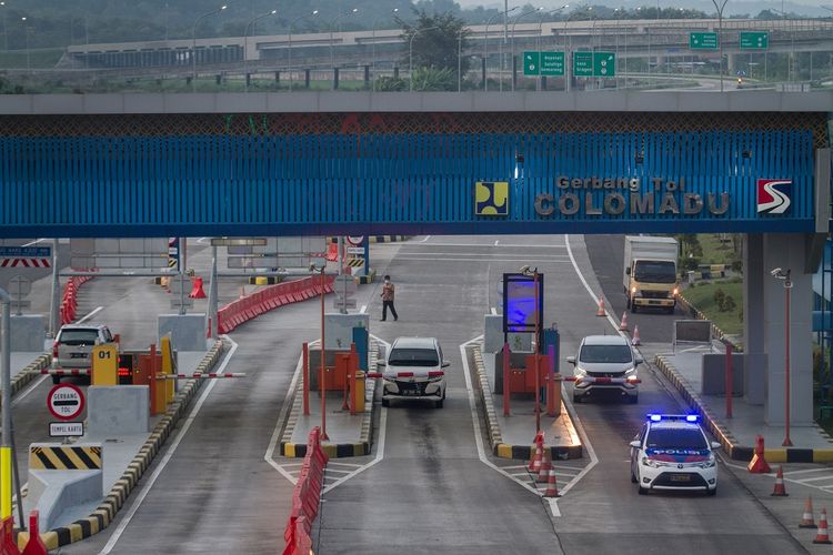 Kendaraan keluar tol melalui Gerbang Tol Colomadu, Karanganyar, Jawa Tengah, Selasa (21/4/2020). Pemerintah menetapkan kebijakan larangan mudik dan berencana mambatasi kendaraan yang melewati jalan tol hanya untuk kepentingan mengangkut logistik, layanan kesehatan hingga perbankan. ANTARA FOTO/Mohammad Ayudha/hp.