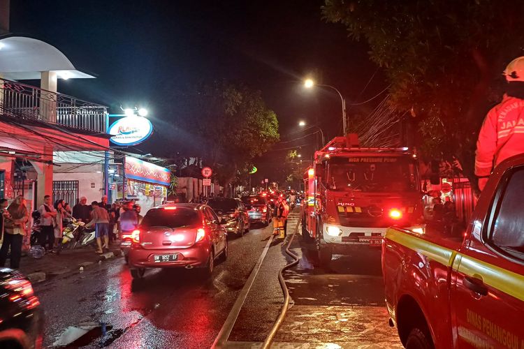 Penutupan satu lajur di Jalan Duren Tiga, Pancoran, Jakarta Selatan, saat kebakaran melanda sebuah warteg, Jumat (28/6/2024).