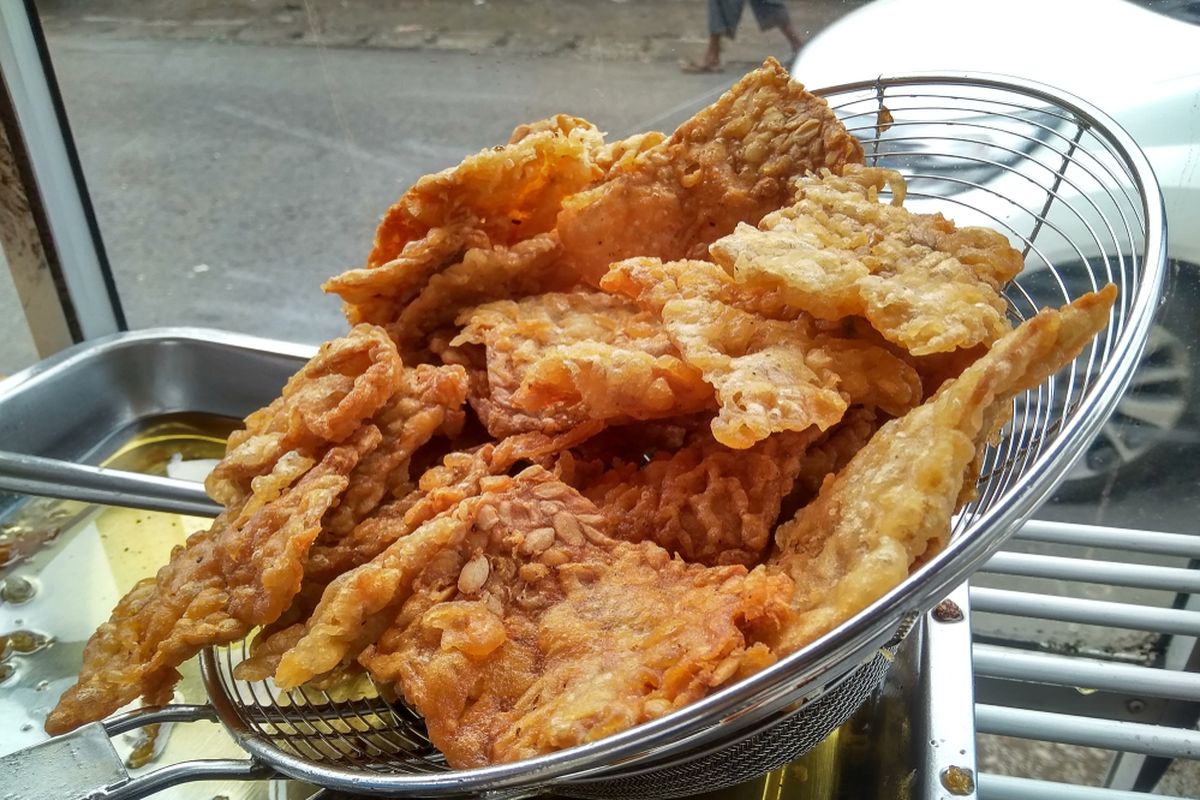 Kebiasaan makan makanan berlemak berlebihan akan menyebabkan munculnya tanda-tanda tubuh kelebihan lemak, seperti perut kembung dan nafas lebih bau. 