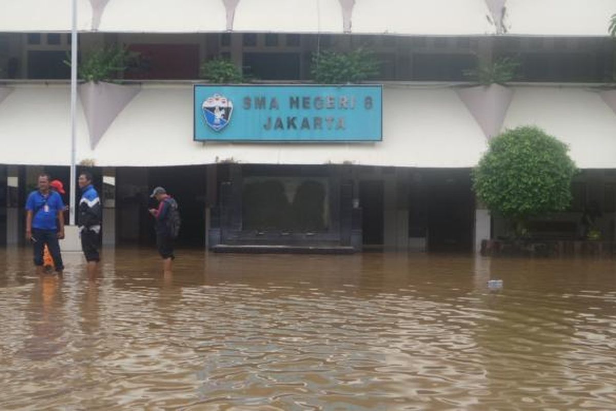 SMA 8 Jakarta tergenang air setinggi 1,5 meter. Kawasan sekolah mulai tergenang sejak pukul 05.00 WIB, Kamis (16/2/2017)