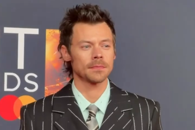 Harry Styles Tampil Berani di BRIT Awards 2026, Kenakan Chanel dan Sepatu Ballet