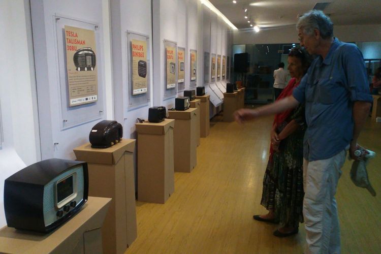 Wisatawan asing tengah melihat radio-radio antik di Pameran Radio Antik di Museum Sejarah Kota Bandung, Kamis (14/2/2019).