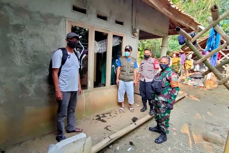 Petugas Polsek Gunungguruh dan Koramil Cisaat mengecek lokasi kejadian penganiayaan di Gunungguruh, Sukabumi, Jawa Barat, Sabtu (29/1/2022).
