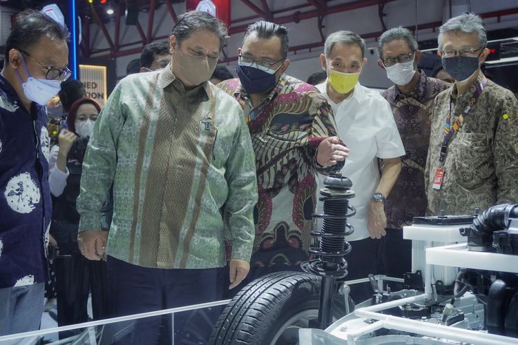 Menko Airlangga melihat teknologi hybrid Suzuki di IIMS 2022