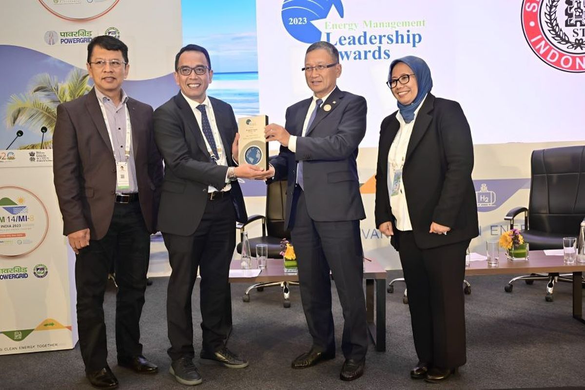 Menteri ESDM Arifin Tasrif (dua kanan), menyerahkan penghargaan Award of Excellence in Energy Management kepada Direktur Utama PT Semen Tonasa Asruddin (tiga kanan) di dampingi oleh Direktur Produksi SIG Reni Wulandari (kanan) pada ajang the 2023 CEM’s Energy Management Leadership Awards, di Goa, India, Jumat (21/7/2023).