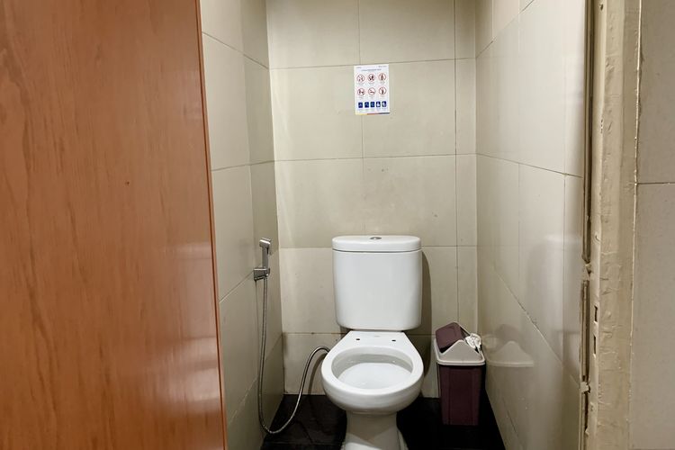 Kondisi toilet di Blok M Hub gratis, terletak di sebelah gerai Nasi Kokoh, tepatnya dekat lahan parkir motor dan mobil pengunjung Blok M.