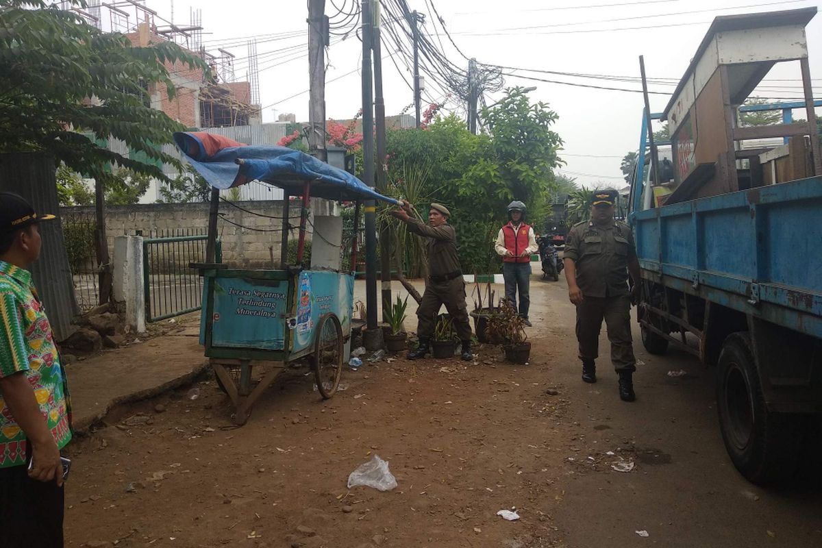 Gerobak bekas diangkut Satpol PP di Jalan Patal Senayan, Kamis (27/9/2018).