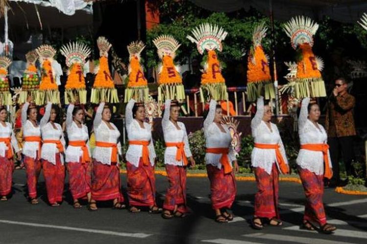 Pesta Kesenian Bali (PKB) ke-38 dibuka Presiden Joko Widodo di Depan Monumen Bajra Sandhi, Denpasar, Bali, Sabtu (11/6/2016). PKB berlangsung 11 Juni sampai 9 Juli 2016 di Taman Budaya, Art Center.