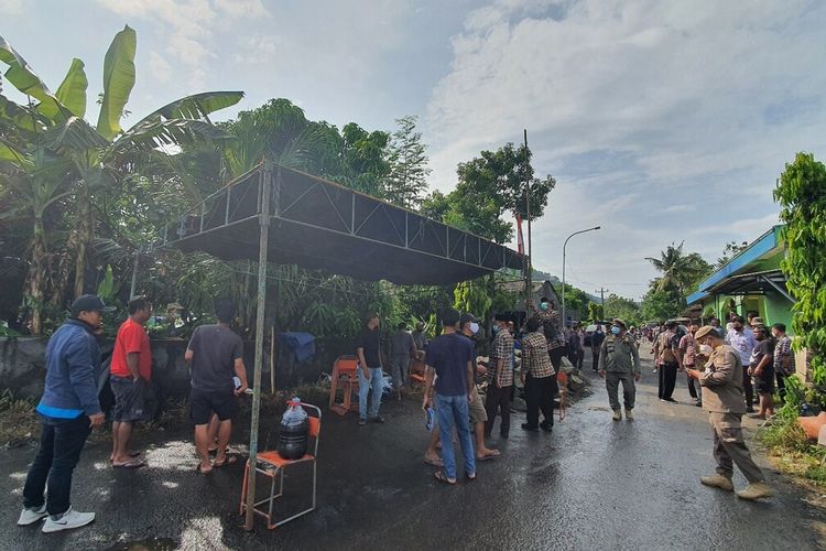 Warga Membuka Kembali TPAS Piyungan, Bantul, DI Yogyakarta, setelah ditutup sejak Sabtu (7/5/2022). Kamis (12/5/2022)