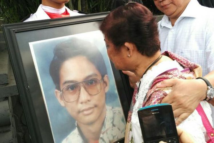 Karsiah Sie, ibunda Hendriawan Sie, salah satu korban penembakan Tragedi Mei 1998, saat napak tilas di penembakan anak tunggalnya, Kamis (12/5/2016).