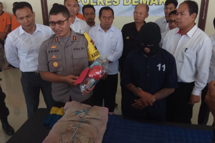 Kapolres Demak AKBP Arief Bahtiar saat menjelaskan kronologi kasus pencabulan anak oleh ayah kandungnya sendiri dalam gelar perkara kasus pencabulan di Mapolres Demak, Jateng, Senin (11/2/2019)