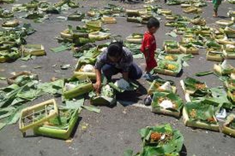 Warga mengambil nasi tumpeng yang sudah dibacakan doa dalam ritual sesaji Kelud di kawasan puncak Gunung Kelud di wilayah Kabupaten Kediri, Jawa Timur, Minggu (2/11/2014).