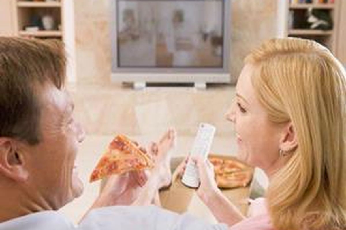 Hindari kebiasaan makan sambil mengemil. Selain berbahaya untuk kesehatan, bobot juga bisa bertambah, lho. 