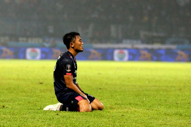 Ekspresi kekecewaan pemain Arema FC, Rikzy Dwi, usai timnya kalah 0-1 dari PSM Makassar dalam laga Piala Presiden 2022 di Stadion Kanjuruhan, Kabupaten Malang, Sabtu 11 Juni 2022.
