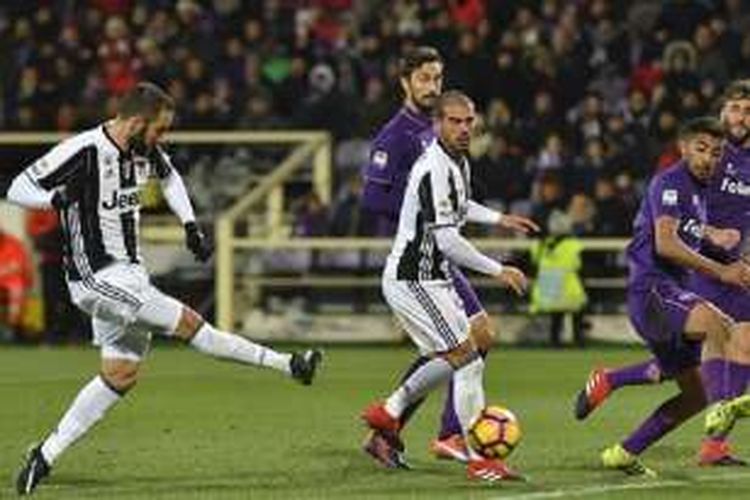Striker Gonzalo Higuain mencetak gol yang memperkecil kedudukan Juventus saat bertandang ke markas Fiorentina, Minggu (15/1/2017). 