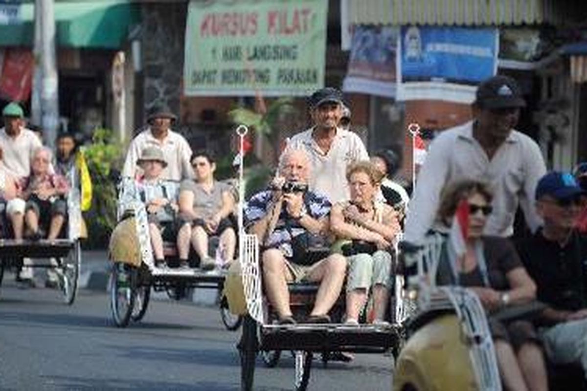 Selain andong, moda transportasi pariwisata yang digandrungi wisatawan lokal maupun mancanegara saat berkeliling Kota Yogyakarta adalah becak, seperti rombongan wisatawan mancanegara di Jalan Ngasem Yogyakarta. Naik becak keliling Kota Yogyakarta menjadi salah satu paket wisata yang ditawarkan sejumlah biro perjalanan wisata di Yogyakarta.