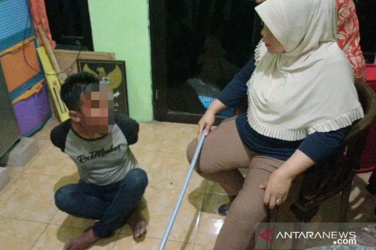 Seorang ibu menggagalkan aksi pencurian seorang pemuda di kawasan Pesing, Cengkareng, Jakarta Barat pada Senin (7/12/2020). 
