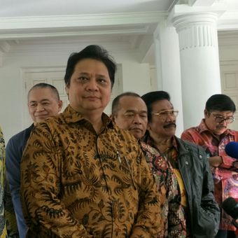 Koordinator Bidang Perekonomian DPP Golkar Airlangga Hartarto (tengah) ketika ditemui di rumah dinas Wakil Presiden Jusuf Kalla, Jalan Diponegoro, Jakarta Pusat, Kamis (30/11/2017