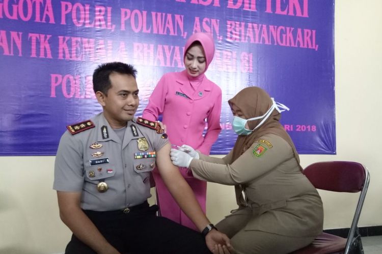 Kepala Polres Magelang AKBP Hari Purnomo menerima vaksin difteri dari petugas Dinas Kesehatan di Markas Polres Magelang, Jawa Tengah, Selasa (16/1/2018).