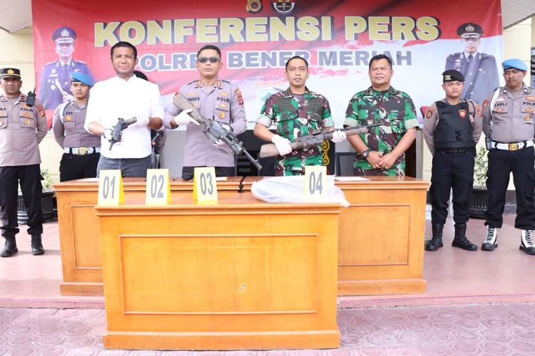 Polres Kabupaten Bener Meriah, Aceh, menggelar konferensi pers hasil penemuan tiga senjata api rakitan dari sebuah rumah kosong di Kampung Negeri Antara, Kecamatan Pintu Rime Gayo, Selasa (26/9/2023).