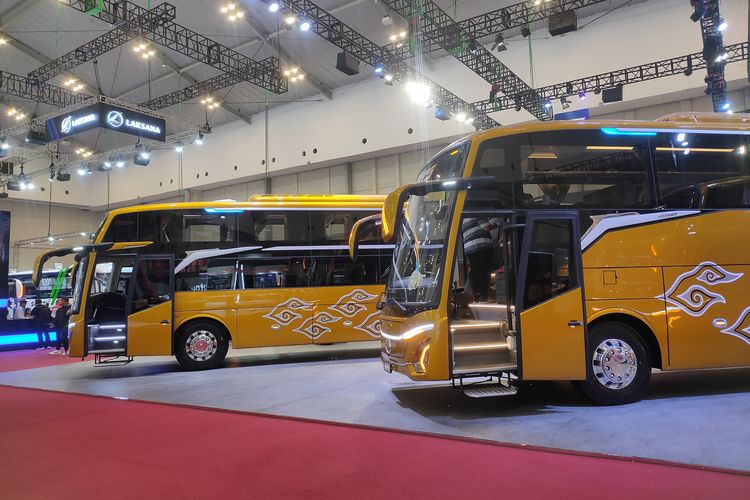 Deretan bus baru buatan Karoseri Adiputro di GIIAS 2024