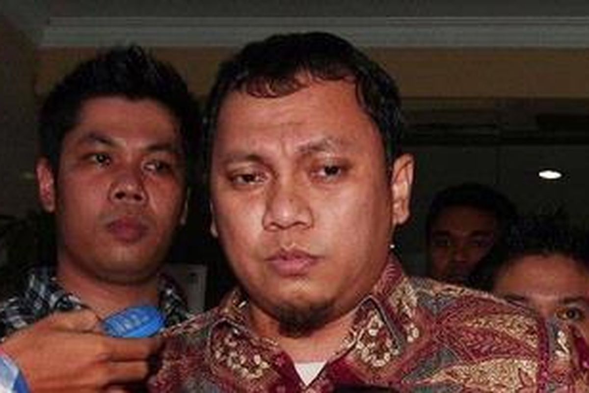 Terpidana mafia Pajak, Gayus Halomoan Tambunan, usai diperiksa oleh penyidik Bareskrim Mabes Polri, Jakarta Selatan, Jumat (11/2/2011).