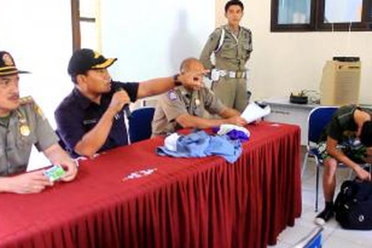 Kepala Satpol PP Kabupaten Cirebon, Abraham, menunjukan barang bukti bungkus kondom, dan celana dalam yang ditemukan di ruang warnet saat dua pasang pelajar berhubungan badan di Kecamatan Kedawung, Kabupaten Cirebon, Rabu (03/09/2014)