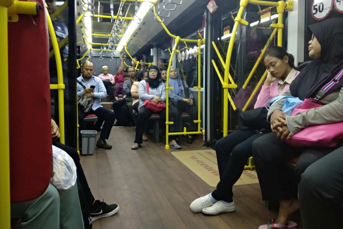 Penumpang transjakarta 13C Tosari-Ciledug, Rabu (11/4/2018).