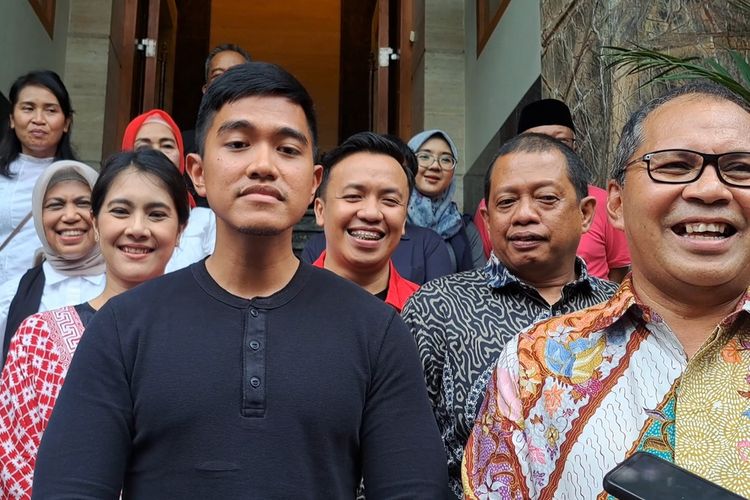 Ketum DPP PSI, Kaesang Pangarep usai bertemu Wali Kota Makassar, Moh Ramdhan 'Danny' Pomanto di Jalan Amirullah, Makassar, Sulawesi Selatan, (Sulsel) Selasa (12/12/2023).