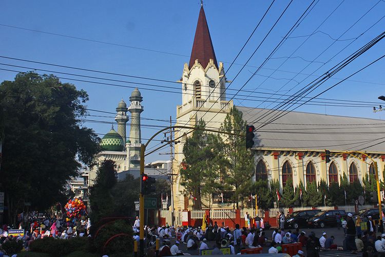 Ribuan Umat Muslim saat menjalankan Shalat Idul Adha 1440 H di Masjid Agung Jami Kota Malang, Minggu (11/8/2019). Masjid Agung Jami Kota Malang menjadi salah satu simbol kerukunan umat beragama karena di sampingnya terdapat tempat ibadah umat agama lain, yakni Gereja Protestan Indonesia bagian Barat (GPIB) Immanuel dan Gereja Katolik Hati Kudus Yesus Kayutangan.