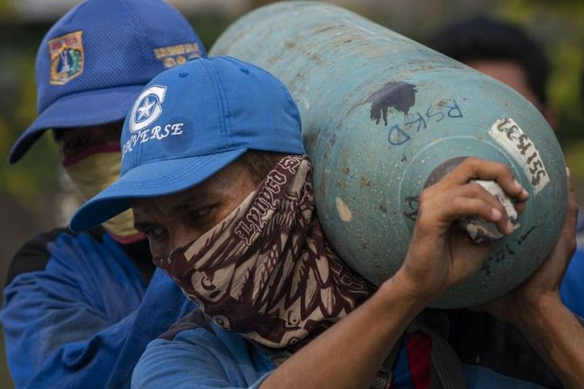 Sejumlah petugas mengangkat tabung berisi oksigen di Posko Darurat Oxygen Rescue, kawasan Monumen Nasional (Monas), Jakarta, Senin (5/7/2021).