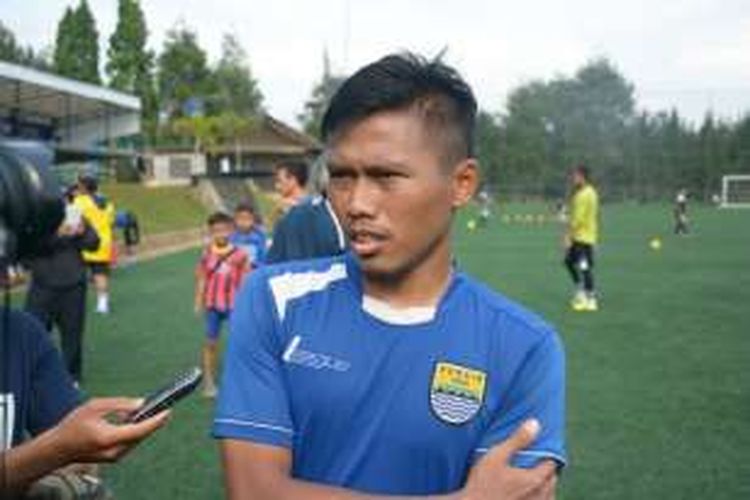 Wing bek Persib Bandung Tony Sucipto saat diwawancarai usai latihan di Lapangan Football Plus, Parongpong, Kabupaten Bandung Barat, beberapa waktu lalu.