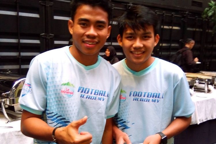 Kapten timnas sepak bola U-19 Indonesia Nurhidayat Haji Haris (kiri) dan penggawa timnas sepak bola U-19 Indonesia Witan Sulaeman (kanan) berpose pada kampanye Le Minerale Sports Academy di Jakarta, Selasa (6/11/2018). 