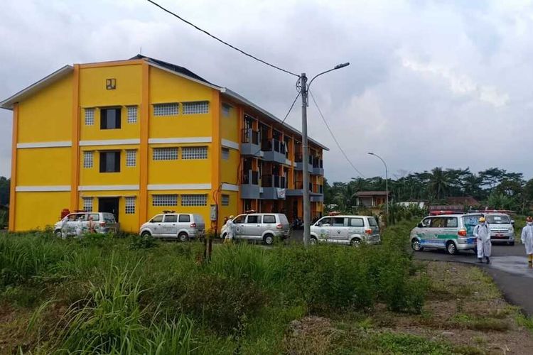 10 ambulans berkonvoi lagi menjemput 40 santri positif corona dari klaster pesantren Kota Tasikmalaya, Jumat (2/10/2020) kemarin.