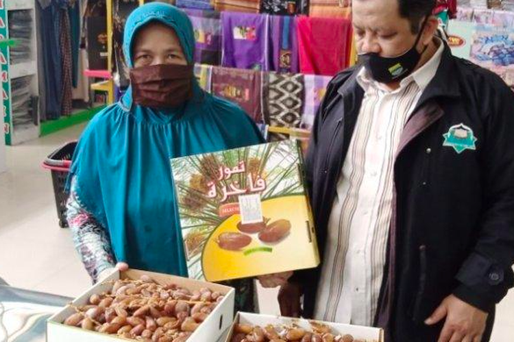 Pedagang memperlihatkan kurma Deglet Libya  di Toko Al Haramain, Bandung