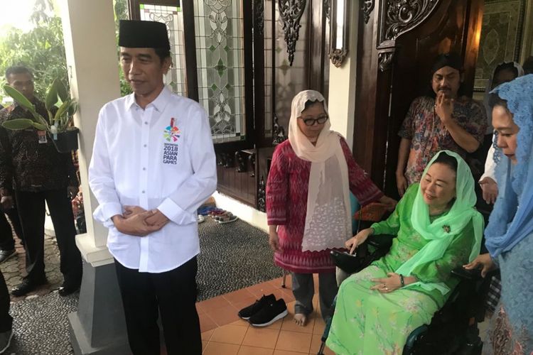 Presiden Joko Widodo saat bertemu Sinta Nuriyah Wahid di Ciganjur, Jakarta Selatan