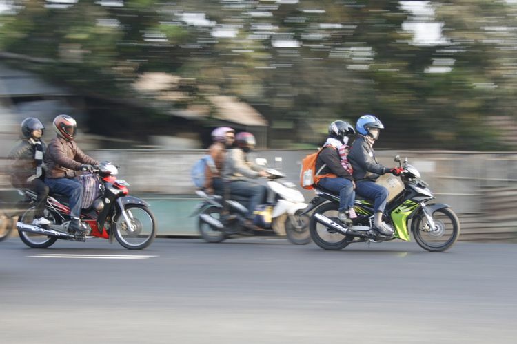 Pemudik sepeda motor di jalur pantura di sekitar Simpang Jomin, Kabupaten Karawang, Jawa Barat, tahun lalu.  