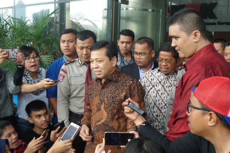 Ketua DPR Setya Novanto seusai diperiksa di Gedung KPK Jakarta, Jumat (14/7/2017).