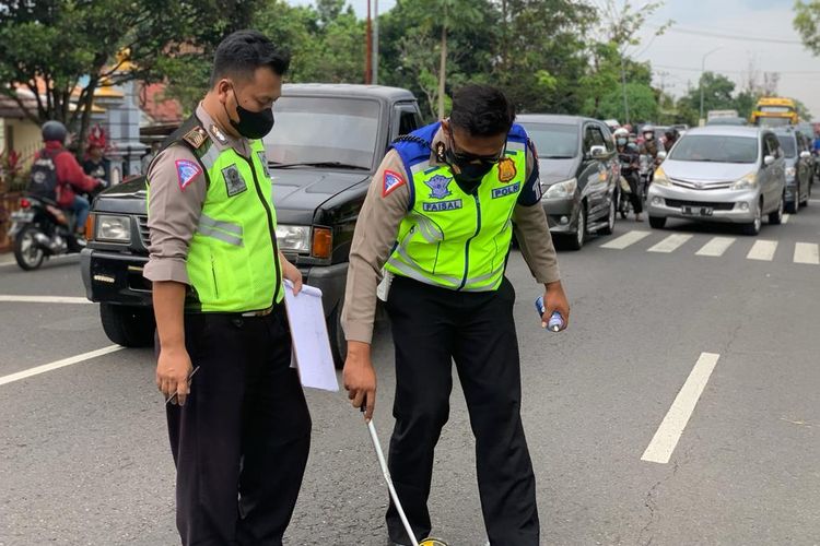 Aparat Satlantas Polres Wonogiri melakukan olah tempat kejadian kasus kecelakaan seorang remaja yang tewas setelah menabrak sebuah minibus yang hendak mendahului kendaaran tak dikenal di ruas jalan Wonogiri-Ngadirojo tepatnya di depan SDN 1 Purworejo, Desa Purworejo, Kecamatan Wonogiri, Kabupaten Wonogiri, Jawa Tengah, Sabtu (17/4/2022).