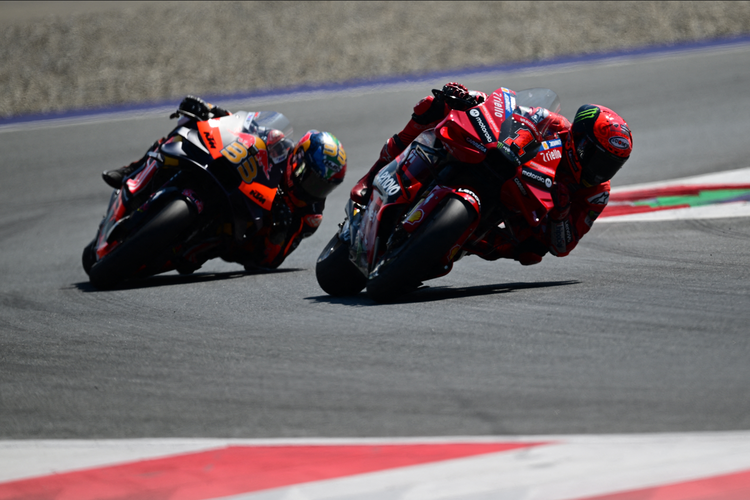 Pebalap Ducati, Francesco Bagnaia (kanan), bersaing dengan pebalap KTM, Brad Binder, dalam MotoGP Austria 2023 di Sirkuit Red Bull Ring, Austria, Minggu (20/8/2023).