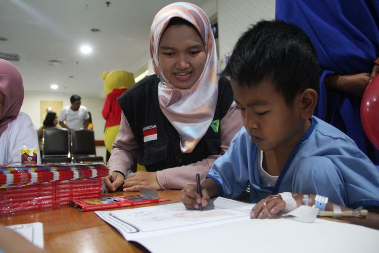 Relawan Dompet Dhuafa tengah bermain bersama salah satu pasien anak di RS Jantung Harapan Kita dalam program Sahabat Berbagi Harapan, Kamis (26/9/2019).
